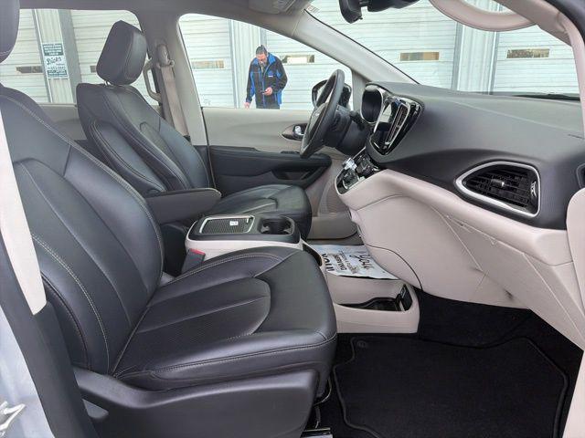 used 2024 Chrysler Pacifica car, priced at $27,000