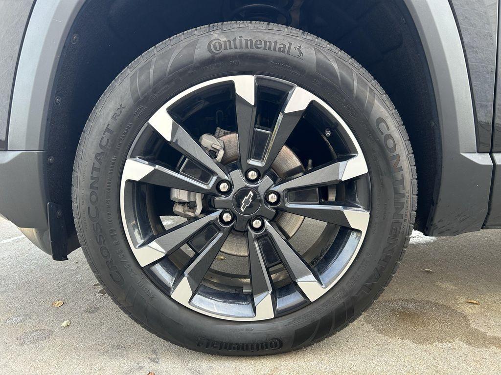 used 2025 Chevrolet Equinox car, priced at $31,067