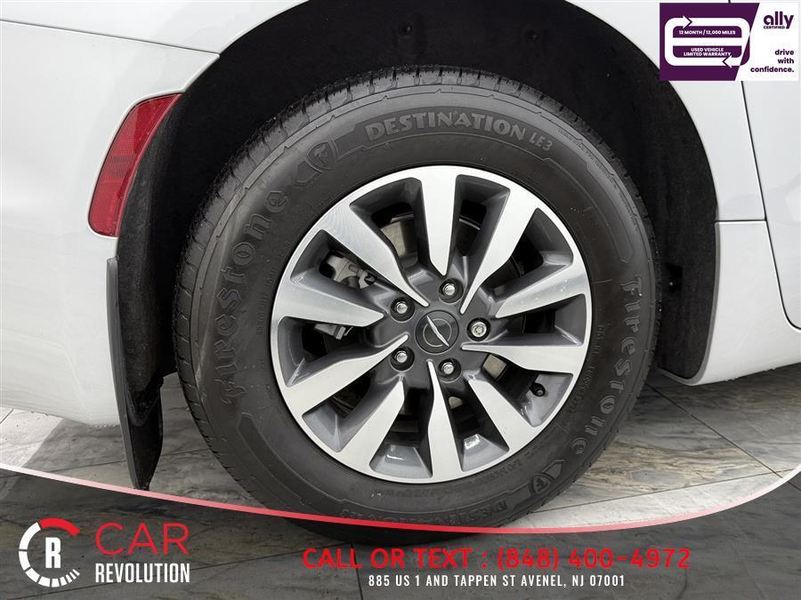 used 2023 Chrysler Pacifica Hybrid car, priced at $21,999