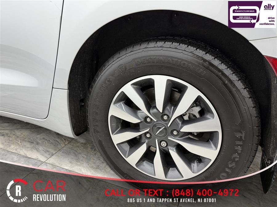used 2023 Chrysler Pacifica Hybrid car, priced at $21,999