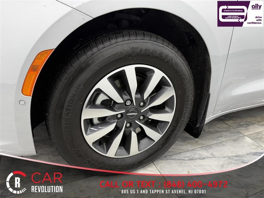 used 2023 Chrysler Pacifica Hybrid car, priced at $21,999