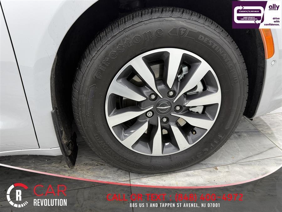 used 2023 Chrysler Pacifica Hybrid car, priced at $21,999