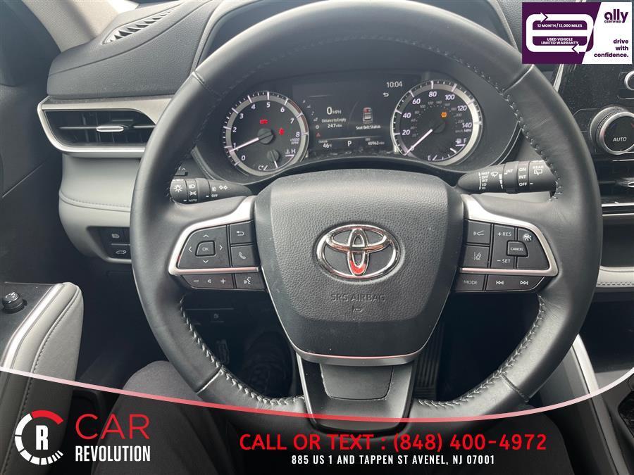 used 2023 Toyota Highlander car, priced at $32,394