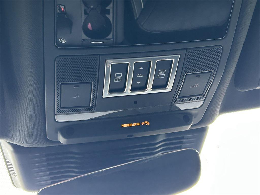 used 2024 Land Rover Discovery car, priced at $53,777