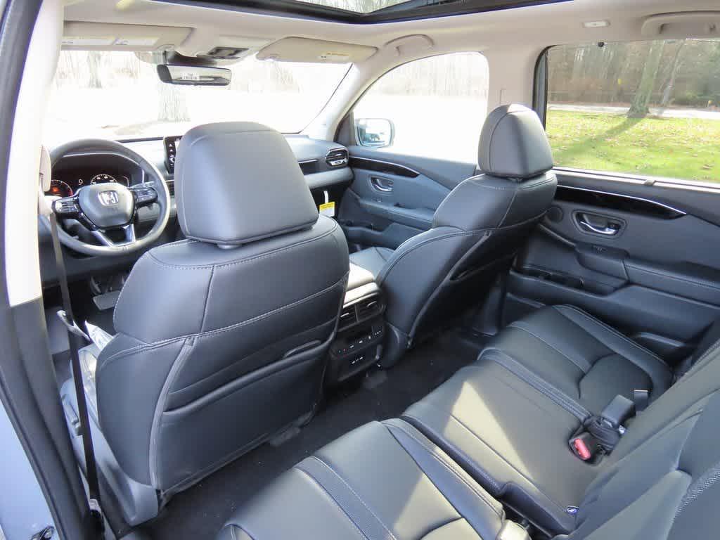 new 2025 Honda Pilot car, priced at $53,450