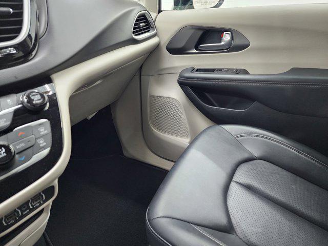 used 2024 Chrysler Pacifica car