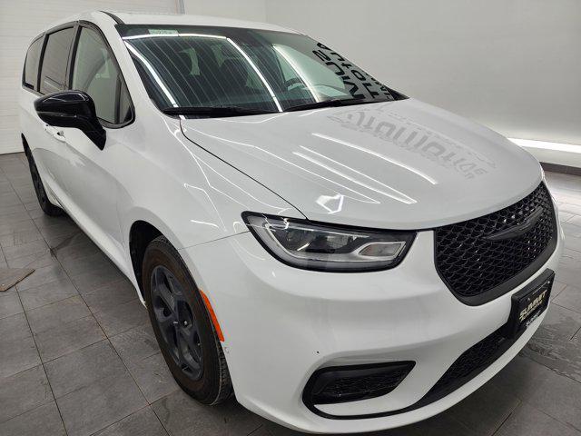 used 2024 Chrysler Pacifica Hybrid car, priced at $28,999