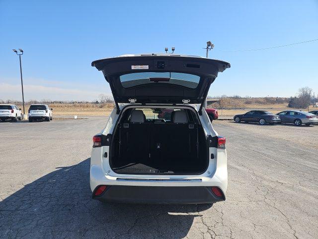 used 2021 Toyota Highlander car, priced at $29,138