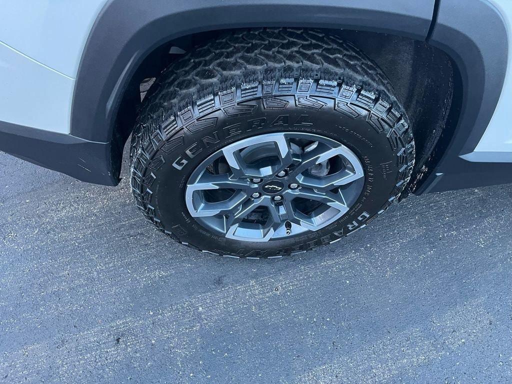 used 2025 Chevrolet Equinox car, priced at $32,900