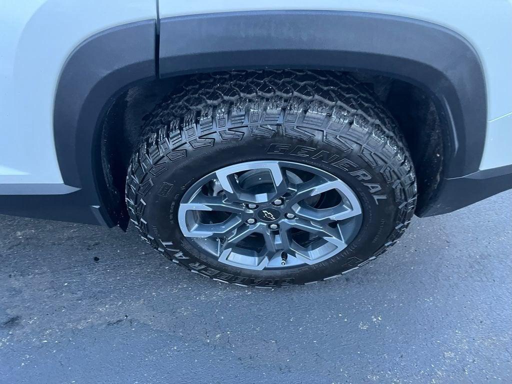 used 2025 Chevrolet Equinox car, priced at $32,900