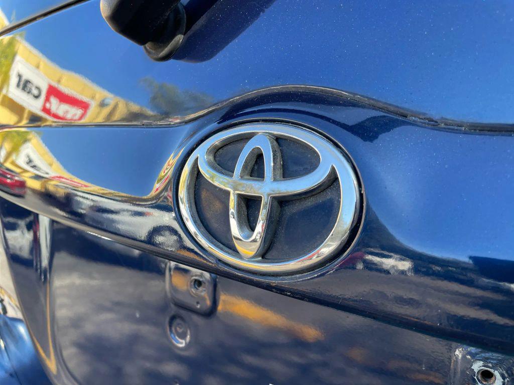 used 2004 Toyota Highlander car, priced at $3,299