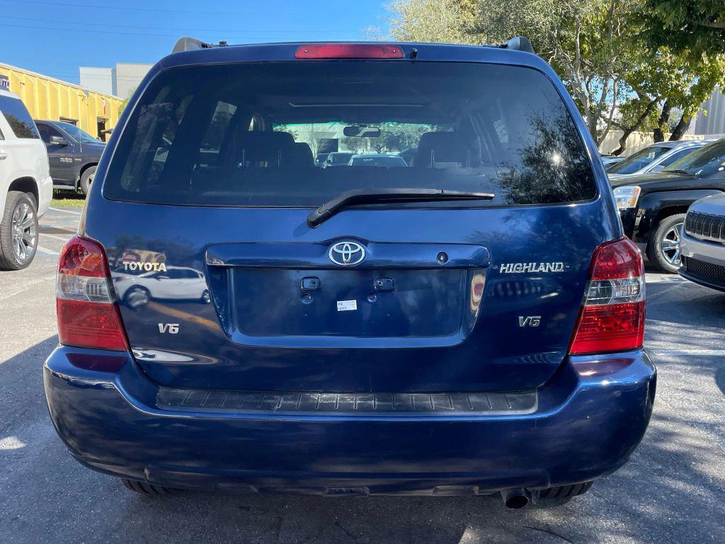 used 2004 Toyota Highlander car, priced at $3,299