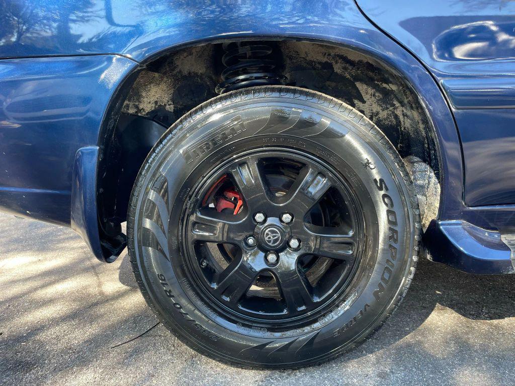 used 2004 Toyota Highlander car, priced at $3,299