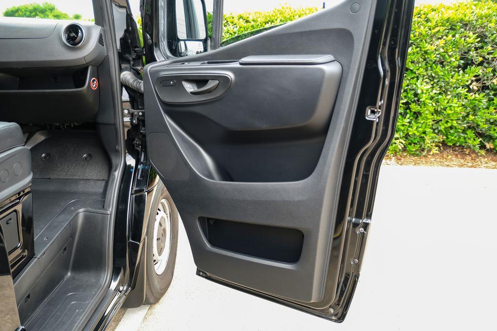 Mercedes-Benz Sprinter view 44