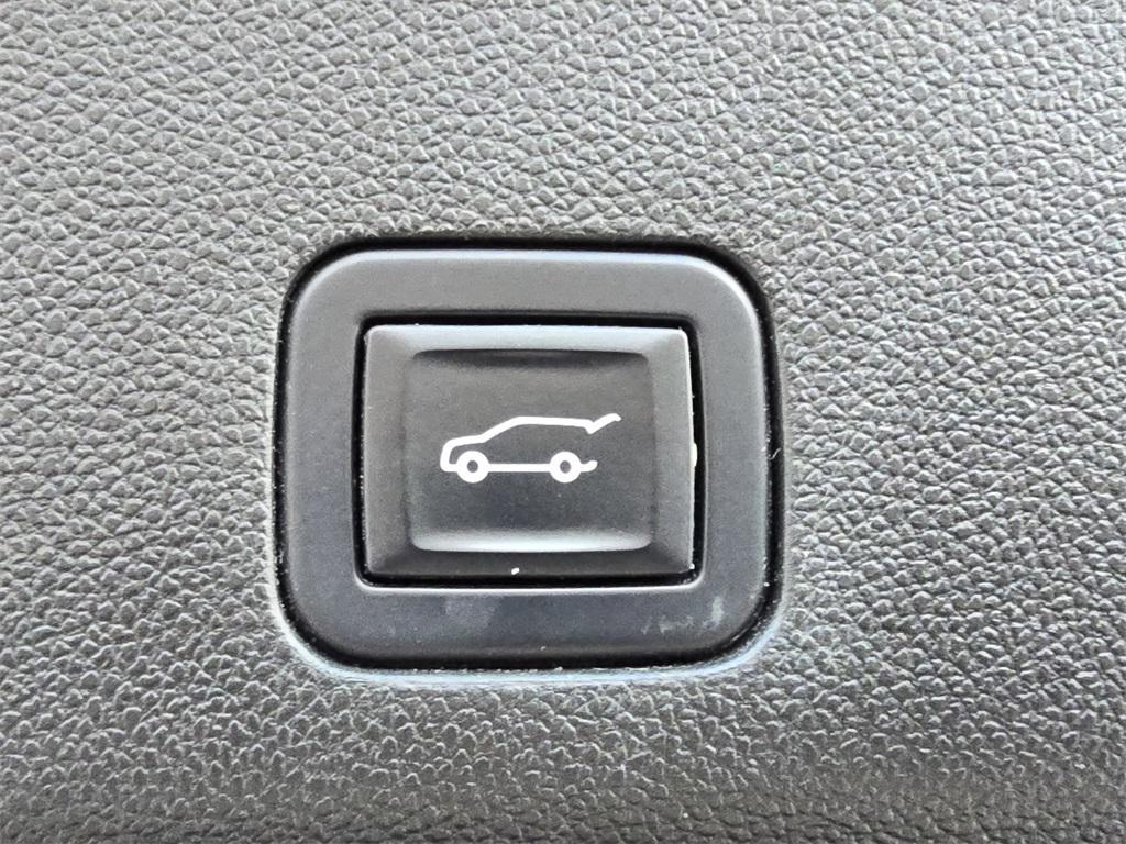 used 2022 Cadillac Escalade ESV car, priced at $60,999