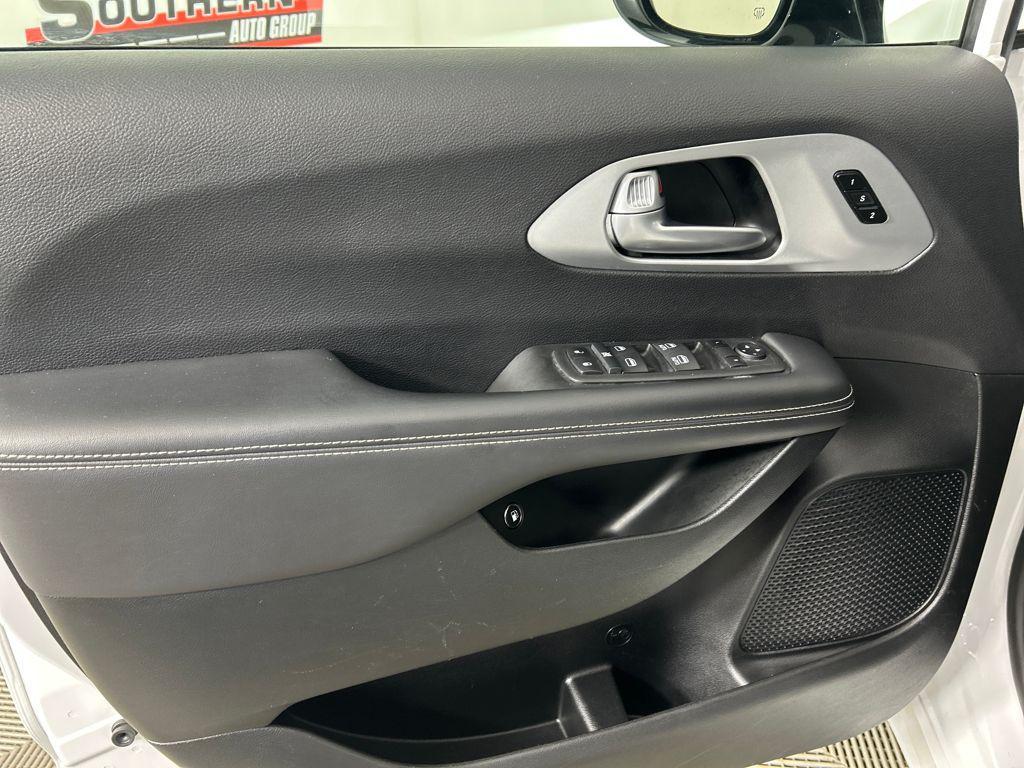 used 2024 Chrysler Pacifica Hybrid car, priced at $26,883