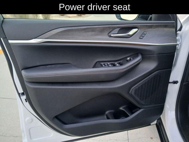 new 2025 Jeep Grand Cherokee car, priced at $49,371