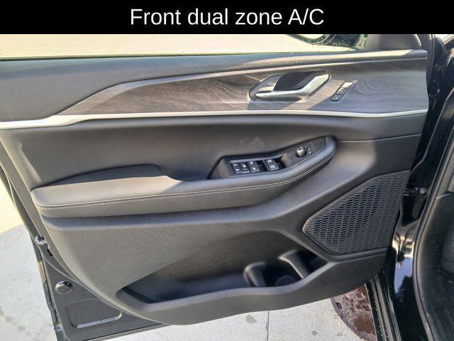 new 2025 Jeep Grand Cherokee car, priced at $49,907