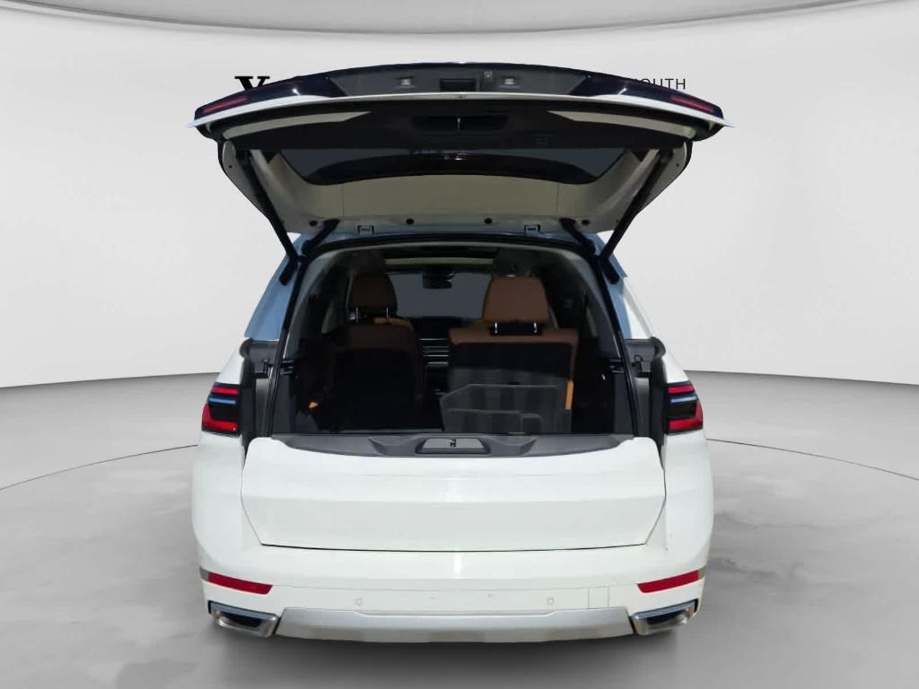 BMW X7 view 7
