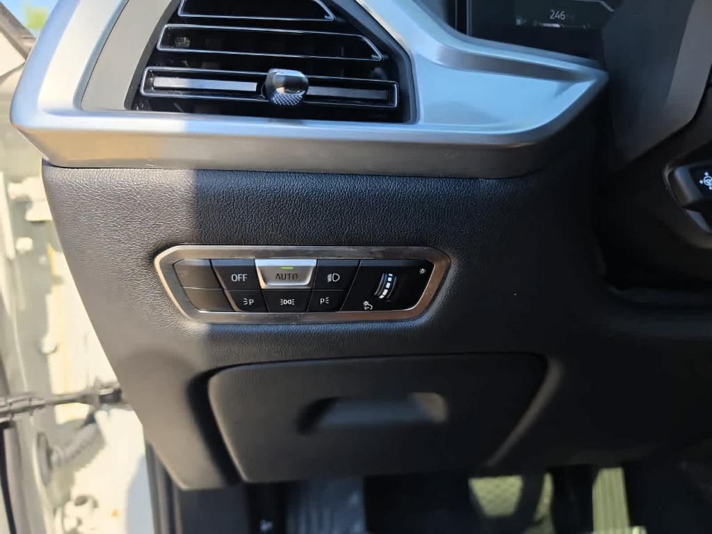BMW X7 view 26