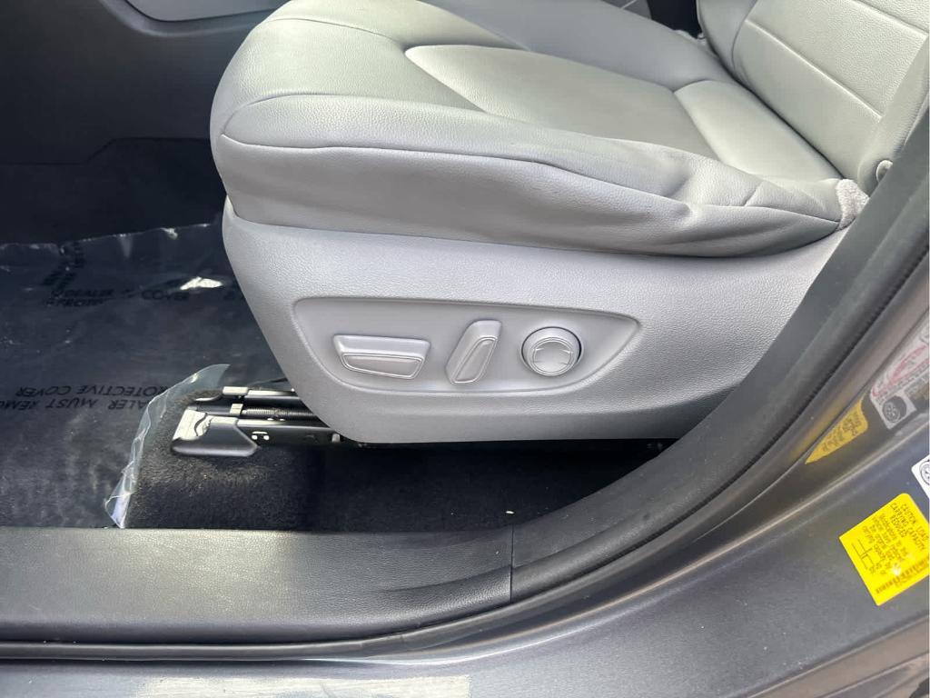 used 2020 Toyota Highlander car, priced at $25,094