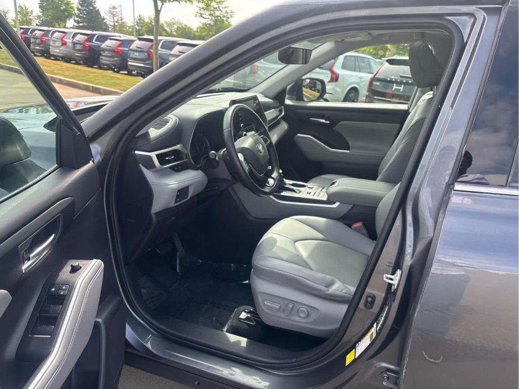 used 2020 Toyota Highlander car, priced at $25,094