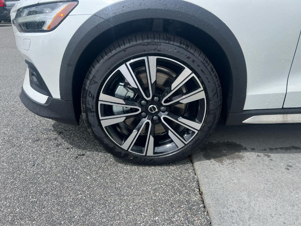 new 2025 Volvo V60 Cross Country car, priced at $58,905