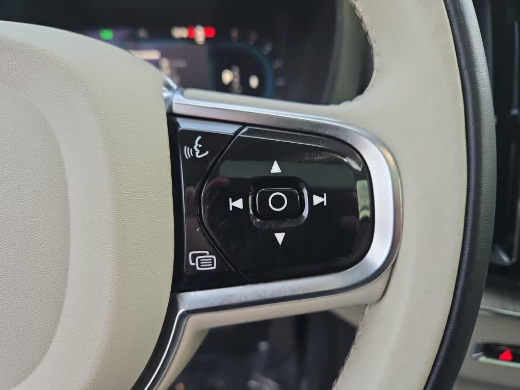 used 2023 Volvo XC60 car, priced at $33,700