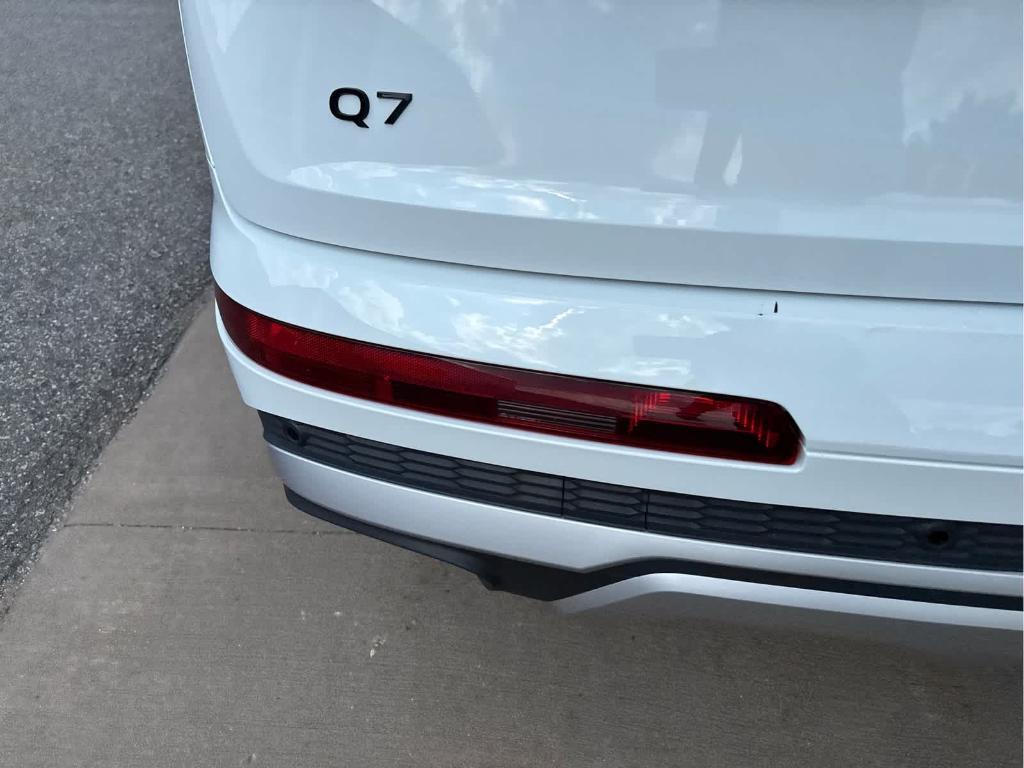 Audi Q7 view 13