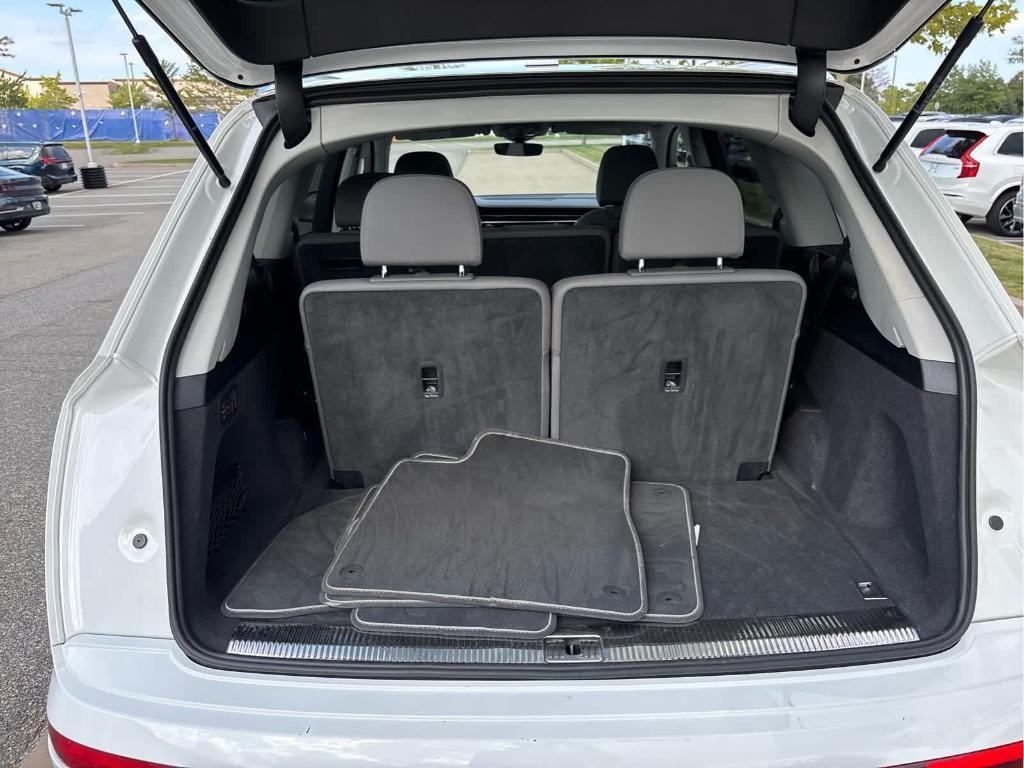 Audi Q7 view 15