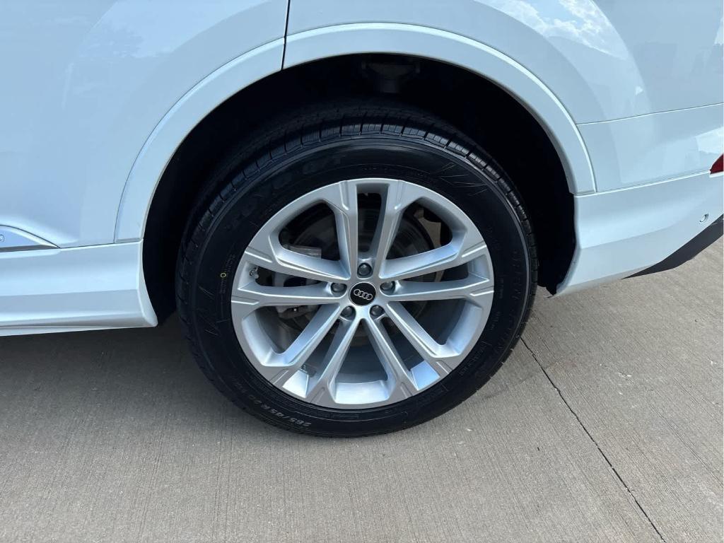 Audi Q7 view 9