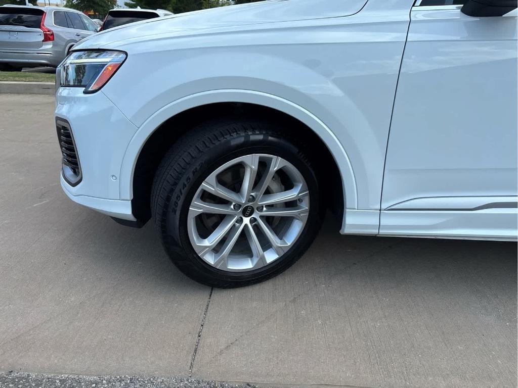 Audi Q7 view 8
