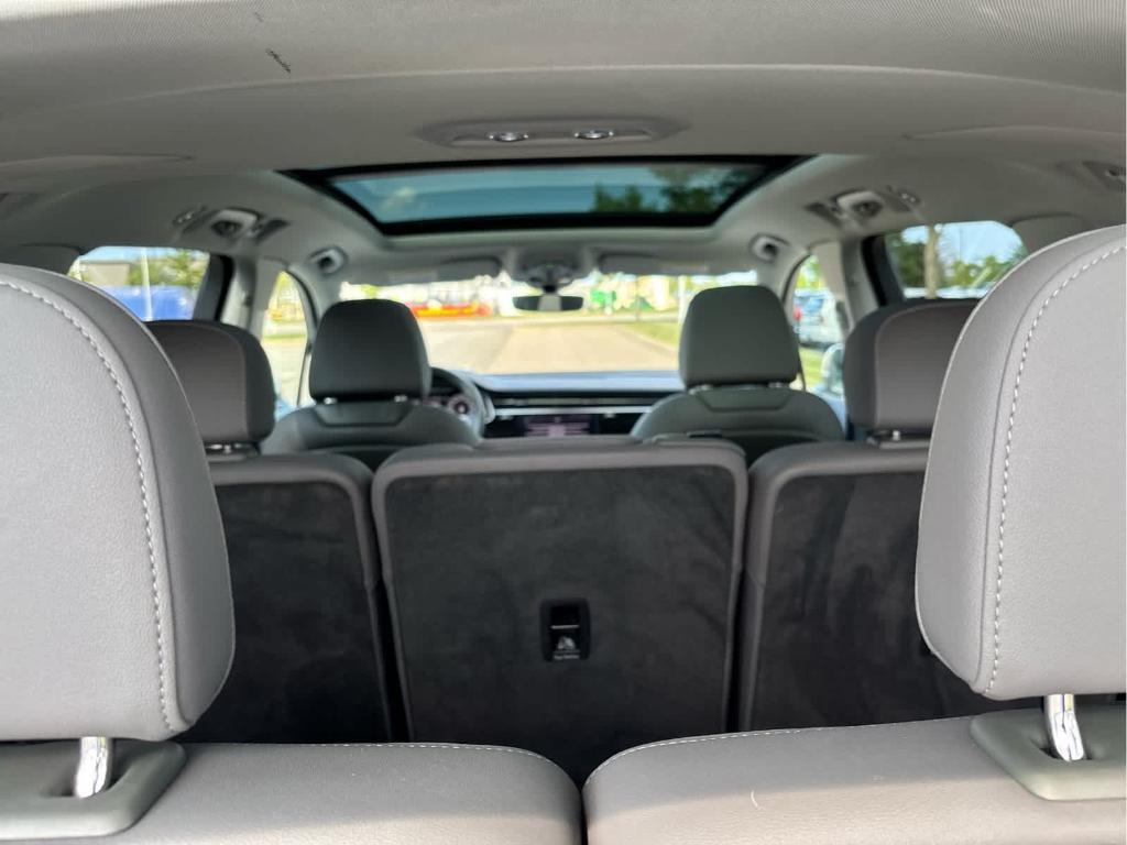 Audi Q7 view 16