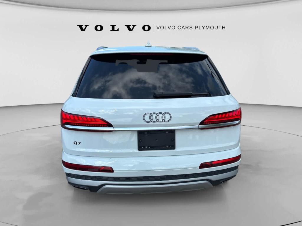 Audi Q7 view 12