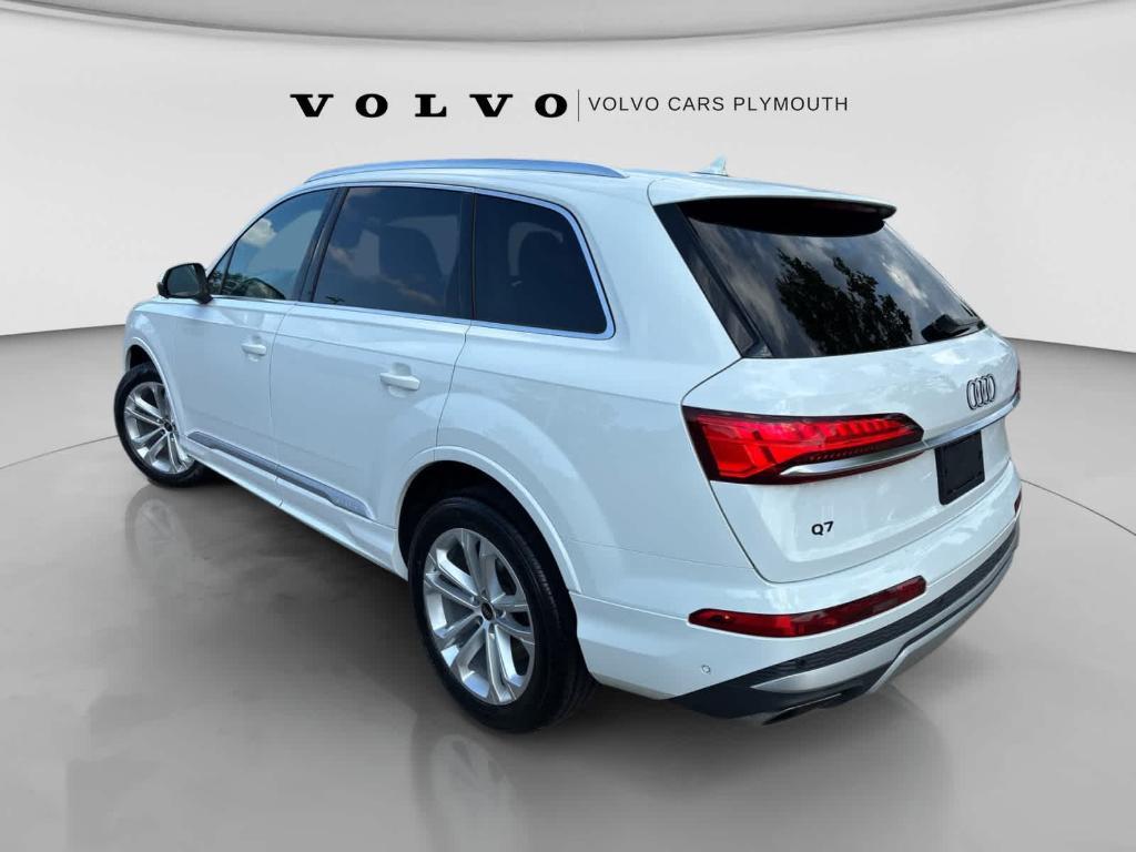 Audi Q7 view 11