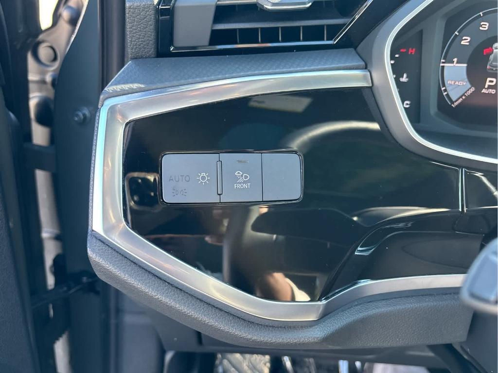 Audi Q3 view 32