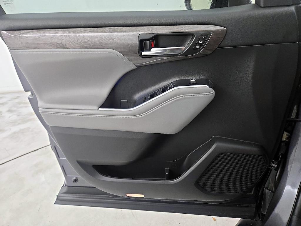 used 2022 Toyota Highlander car, priced at $35,998