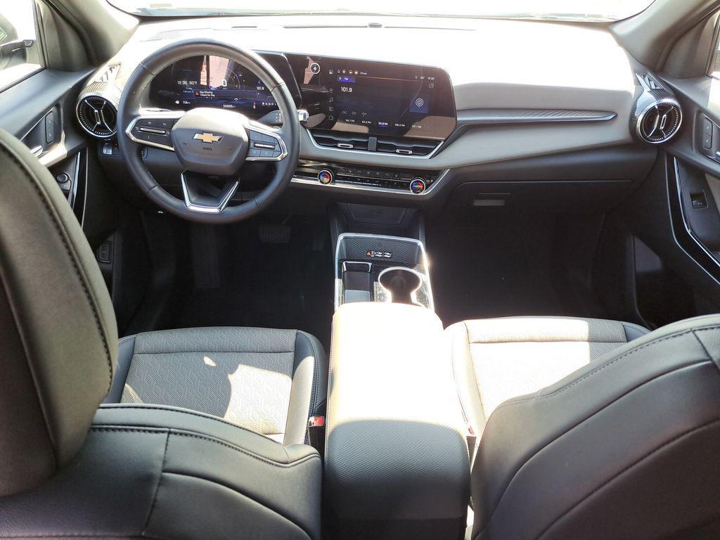 used 2025 Chevrolet Equinox car, priced at $25,000