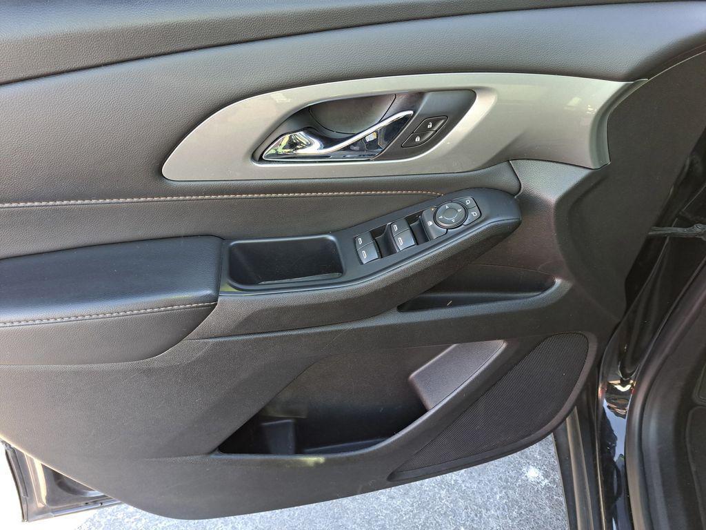 used 2021 Chevrolet Traverse car, priced at $17,500