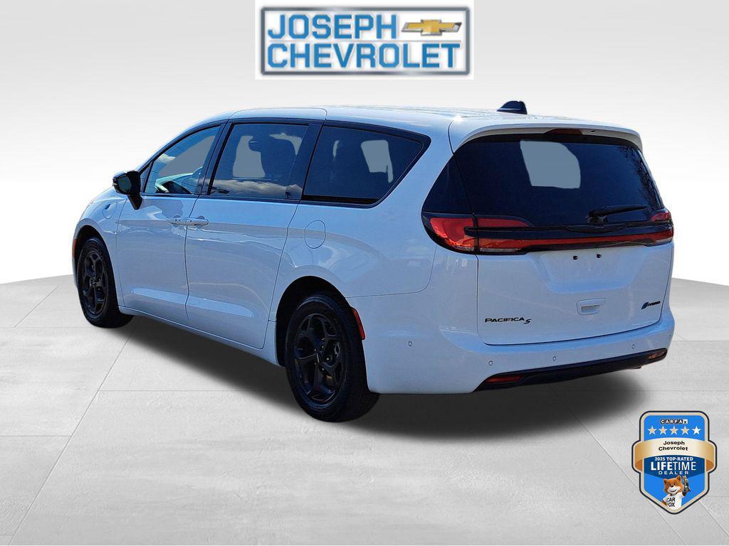 used 2024 Chrysler Pacifica Hybrid car, priced at $27,000