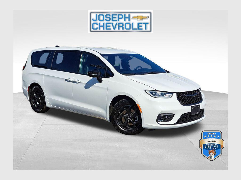 used 2024 Chrysler Pacifica Hybrid car, priced at $27,000