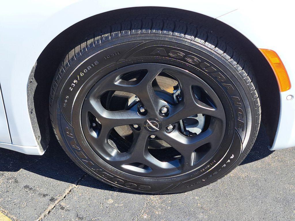 used 2024 Chrysler Pacifica Hybrid car, priced at $27,000