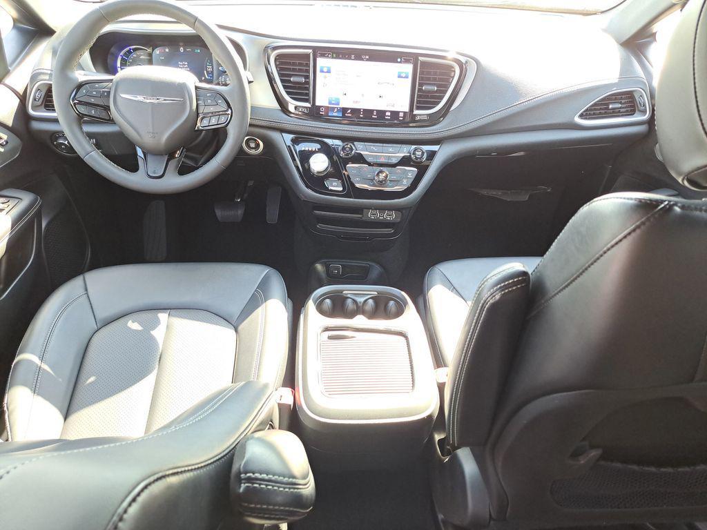 used 2024 Chrysler Pacifica Hybrid car, priced at $27,000