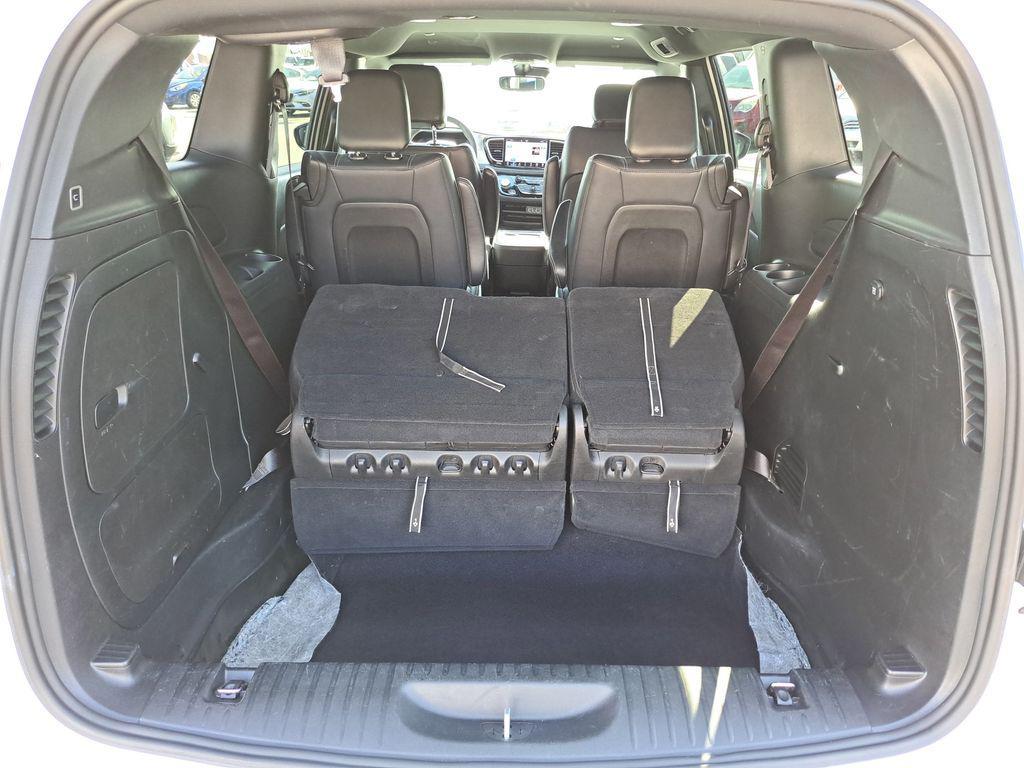 used 2024 Chrysler Pacifica Hybrid car, priced at $27,000