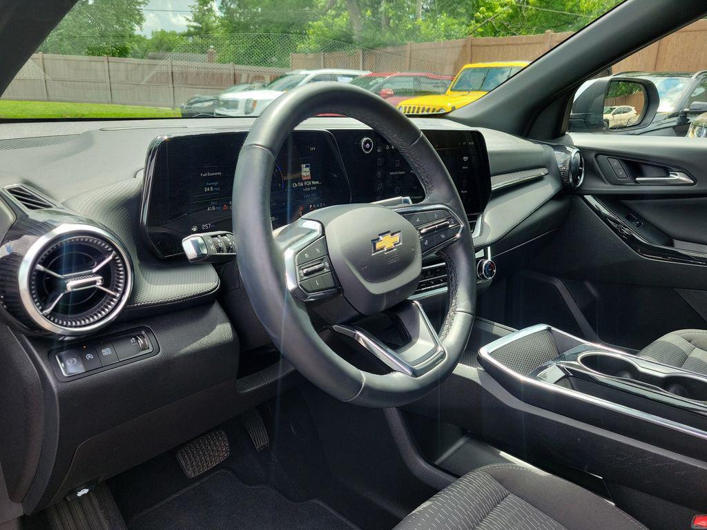 used 2025 Chevrolet Equinox car, priced at $24,000