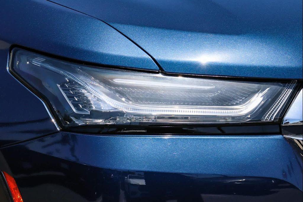 used 2023 Chevrolet Traverse car, priced at $31,479