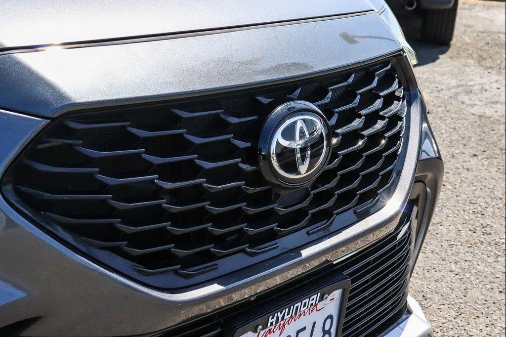 used 2021 Toyota Highlander car, priced at $31,879