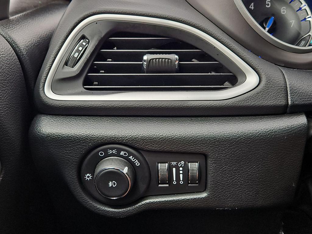 used 2025 Chrysler Pacifica car, priced at $30,658