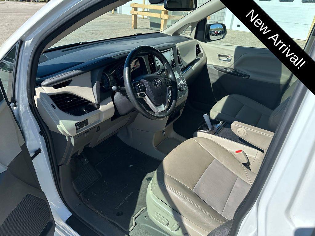 2020 Blizzard Pearl Toyota Sienna