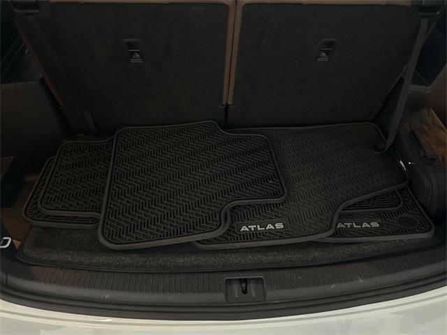 2022 Pure White Volkswagen Atlas